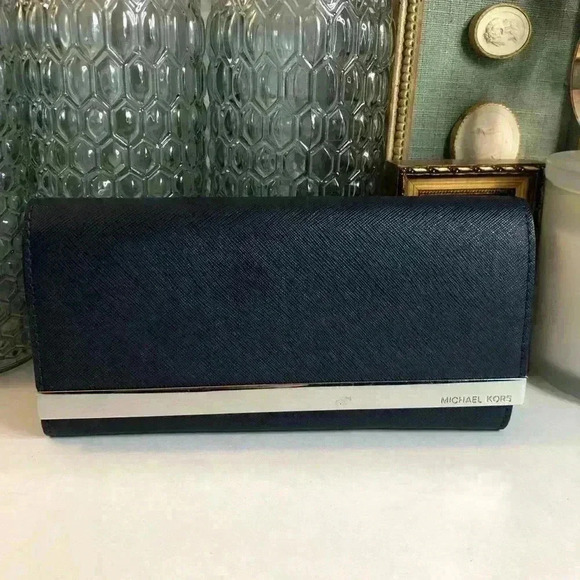 Michael Kors navy wallet - Picture 1 of 9